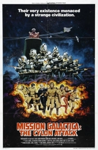 Постер аниме Звездный крейсер Галактика: Атака сайлонов (1979)